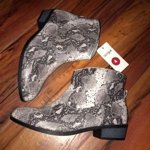 NWT Cat & Jack Snakeskin Print Booties Size 4